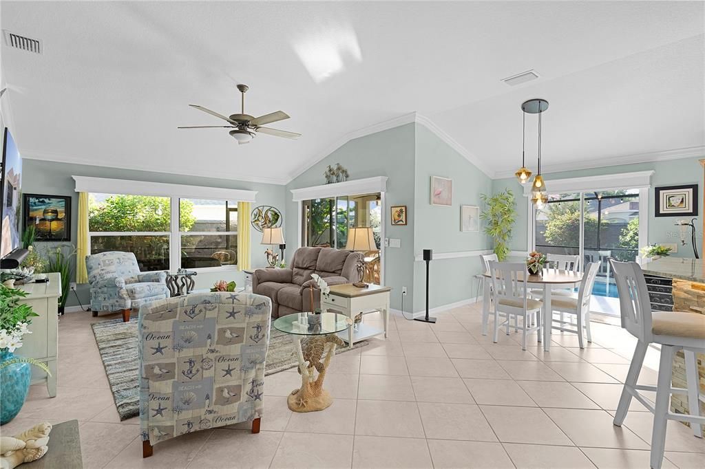 合同活跃: $550,000 (3 贝兹, 2 浴室, 1700 平方英尺)