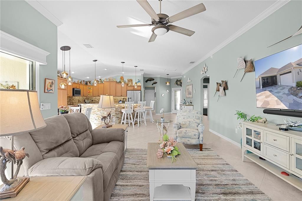 合同活跃: $550,000 (3 贝兹, 2 浴室, 1700 平方英尺)