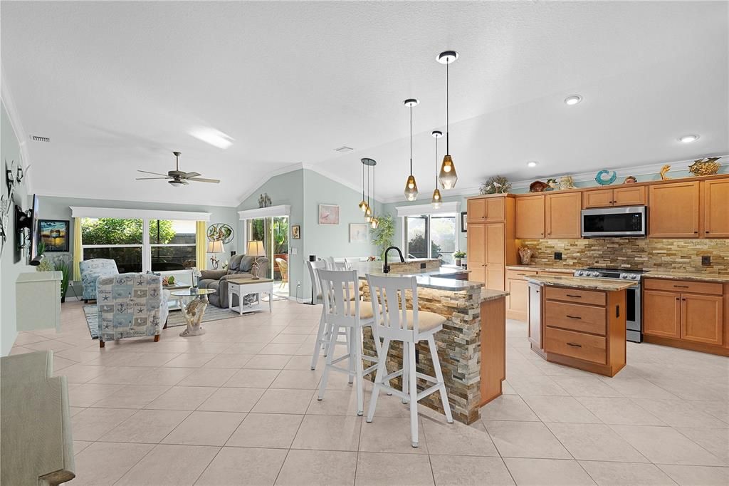 合同活跃: $550,000 (3 贝兹, 2 浴室, 1700 平方英尺)