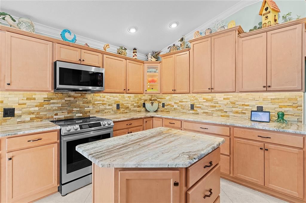 合同活跃: $550,000 (3 贝兹, 2 浴室, 1700 平方英尺)