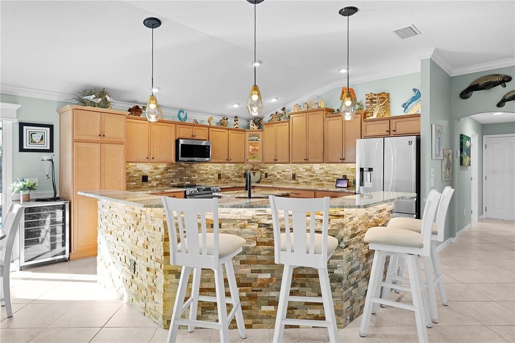 合同活跃: $550,000 (3 贝兹, 2 浴室, 1700 平方英尺)