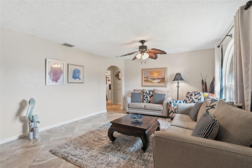 合同活跃: $262,000 (3 贝兹, 2 浴室, 1440 平方英尺)