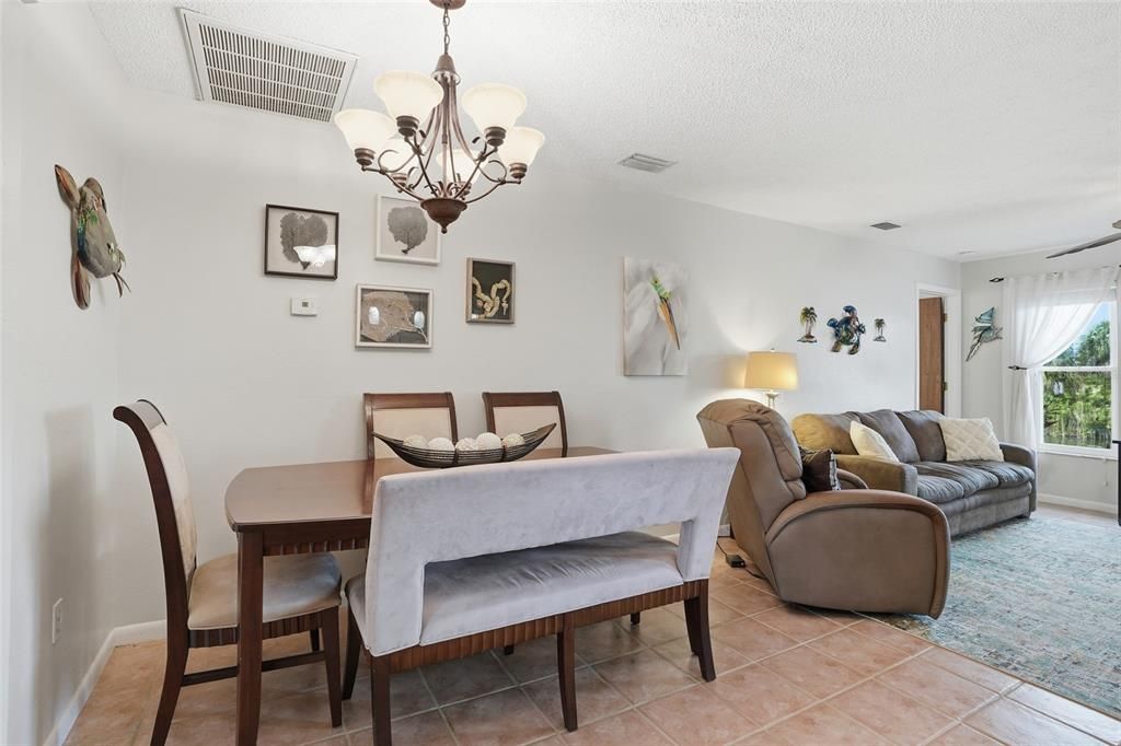 合同活跃: $262,000 (3 贝兹, 2 浴室, 1440 平方英尺)