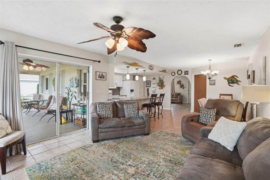 合同活跃: $262,000 (3 贝兹, 2 浴室, 1440 平方英尺)