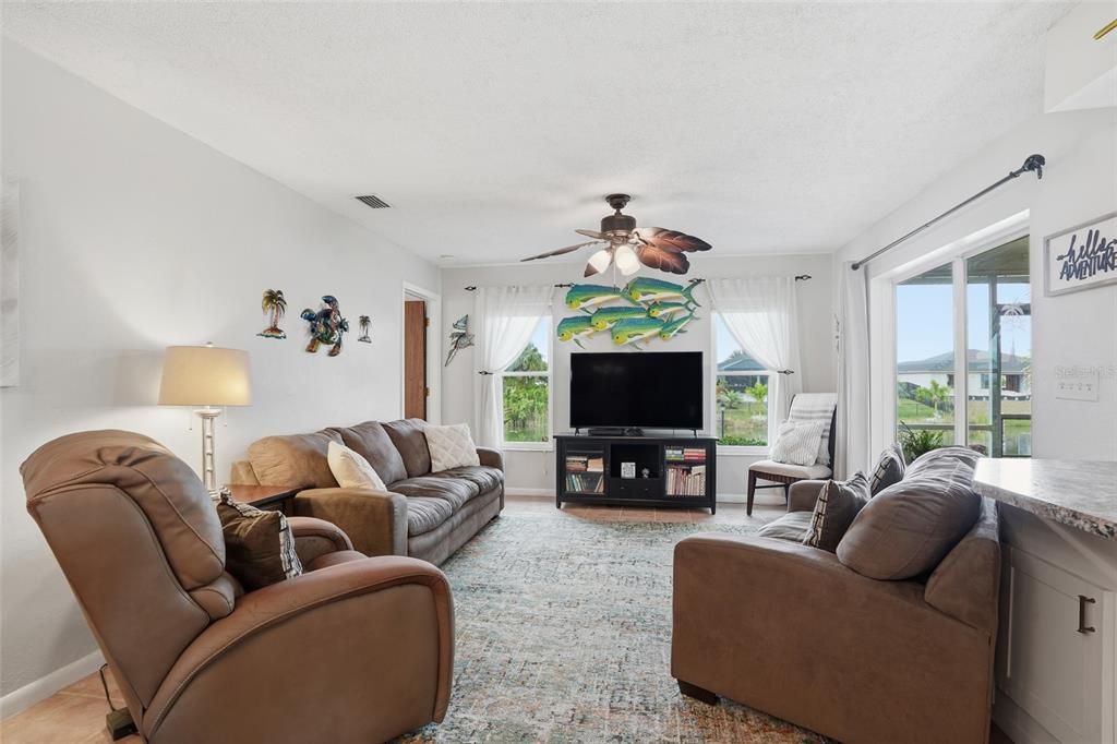 合同活跃: $262,000 (3 贝兹, 2 浴室, 1440 平方英尺)