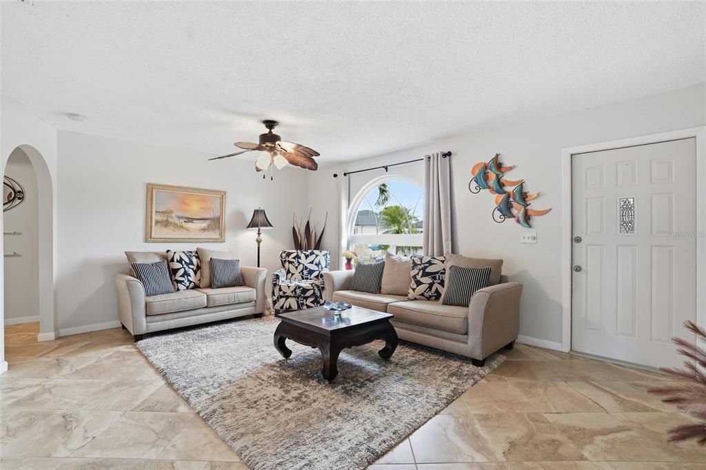 合同活跃: $262,000 (3 贝兹, 2 浴室, 1440 平方英尺)