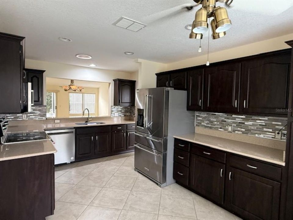 Activo con contrato: $261,000 (3 camas, 2 baños, 1437 Pies cuadrados)