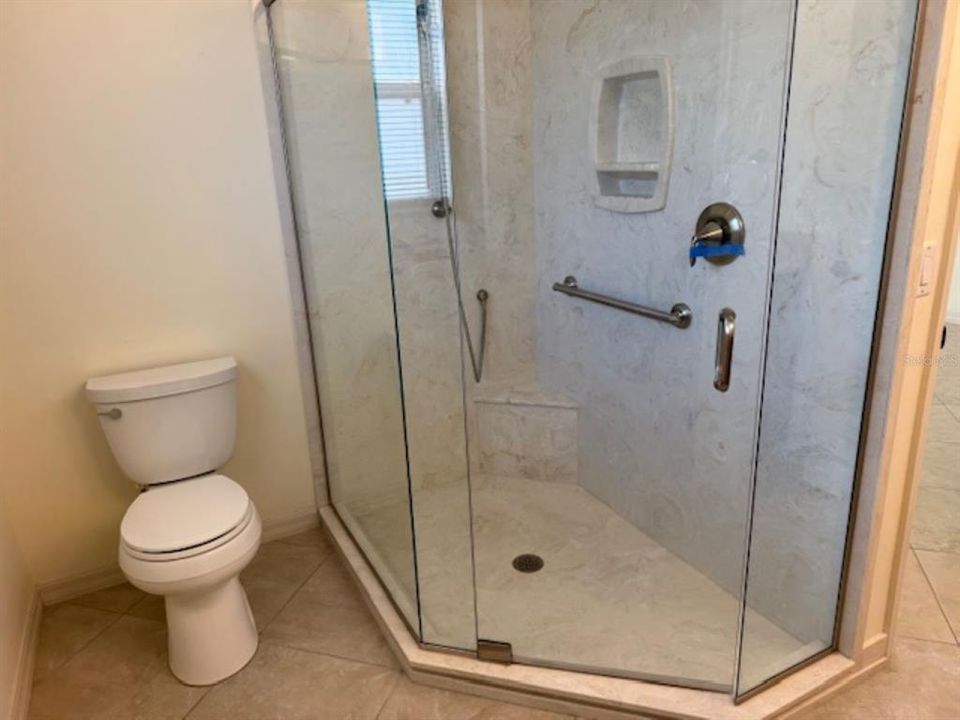 Activo con contrato: $261,000 (3 camas, 2 baños, 1437 Pies cuadrados)