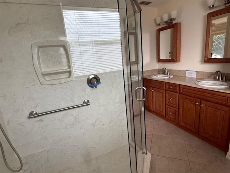 Activo con contrato: $261,000 (3 camas, 2 baños, 1437 Pies cuadrados)