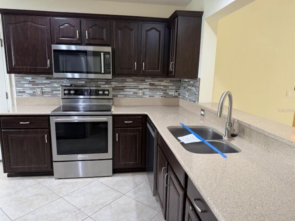 Activo con contrato: $261,000 (3 camas, 2 baños, 1437 Pies cuadrados)