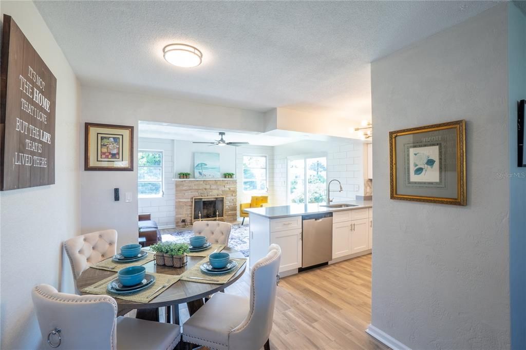 На продажу: $379,000 (2 спален, 2 ванн, 1194 Квадратных фут)