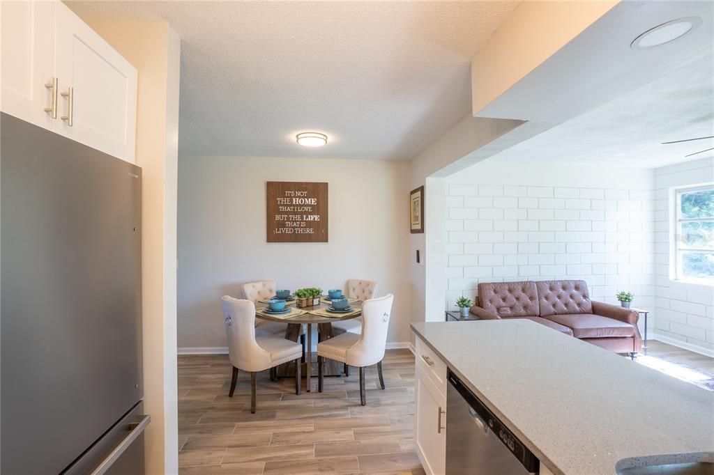 На продажу: $379,000 (2 спален, 2 ванн, 1194 Квадратных фут)