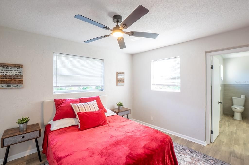 На продажу: $379,000 (2 спален, 2 ванн, 1194 Квадратных фут)