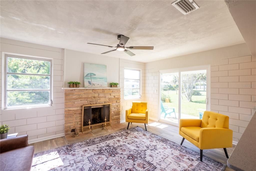 На продажу: $379,000 (2 спален, 2 ванн, 1194 Квадратных фут)