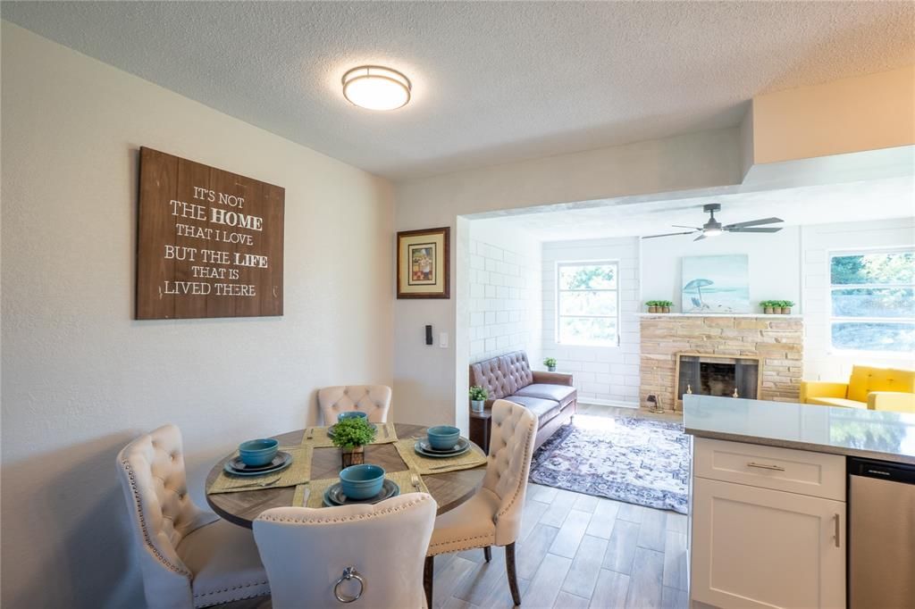 На продажу: $379,000 (2 спален, 2 ванн, 1194 Квадратных фут)