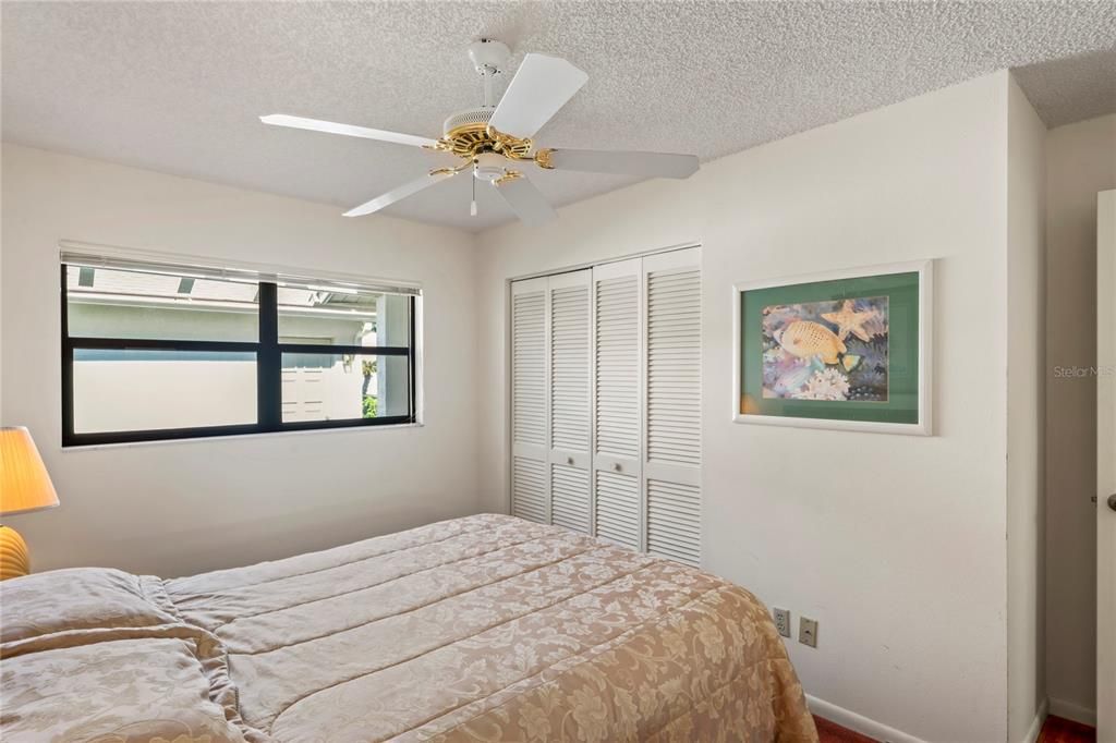 For Sale: $210,000 (2 beds, 1 baths, 1023 Square Feet)