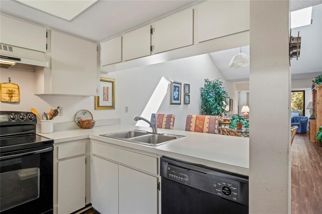 For Sale: $210,000 (2 beds, 1 baths, 1023 Square Feet)