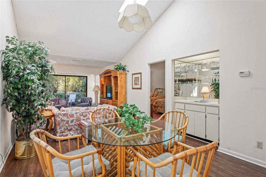 For Sale: $210,000 (2 beds, 1 baths, 1023 Square Feet)