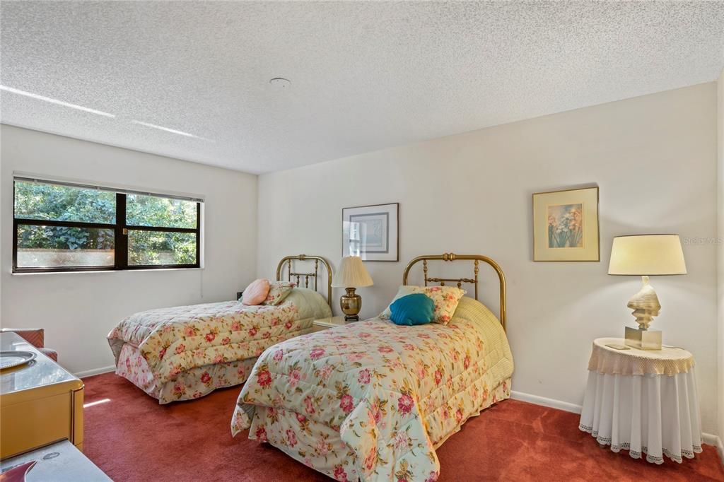 For Sale: $210,000 (2 beds, 1 baths, 1023 Square Feet)