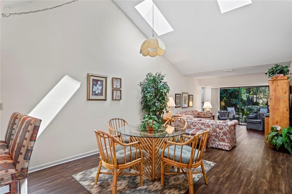 For Sale: $210,000 (2 beds, 1 baths, 1023 Square Feet)