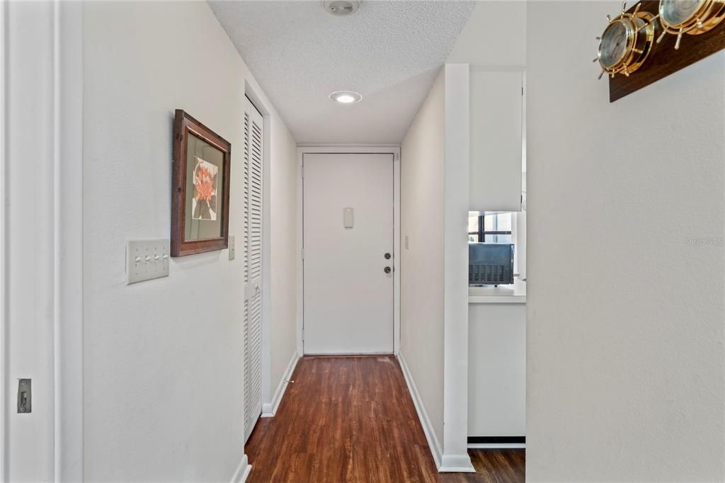 For Sale: $210,000 (2 beds, 1 baths, 1023 Square Feet)