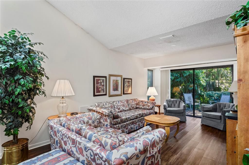 For Sale: $210,000 (2 beds, 1 baths, 1023 Square Feet)