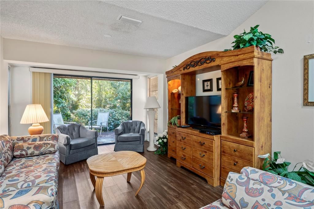 For Sale: $210,000 (2 beds, 1 baths, 1023 Square Feet)