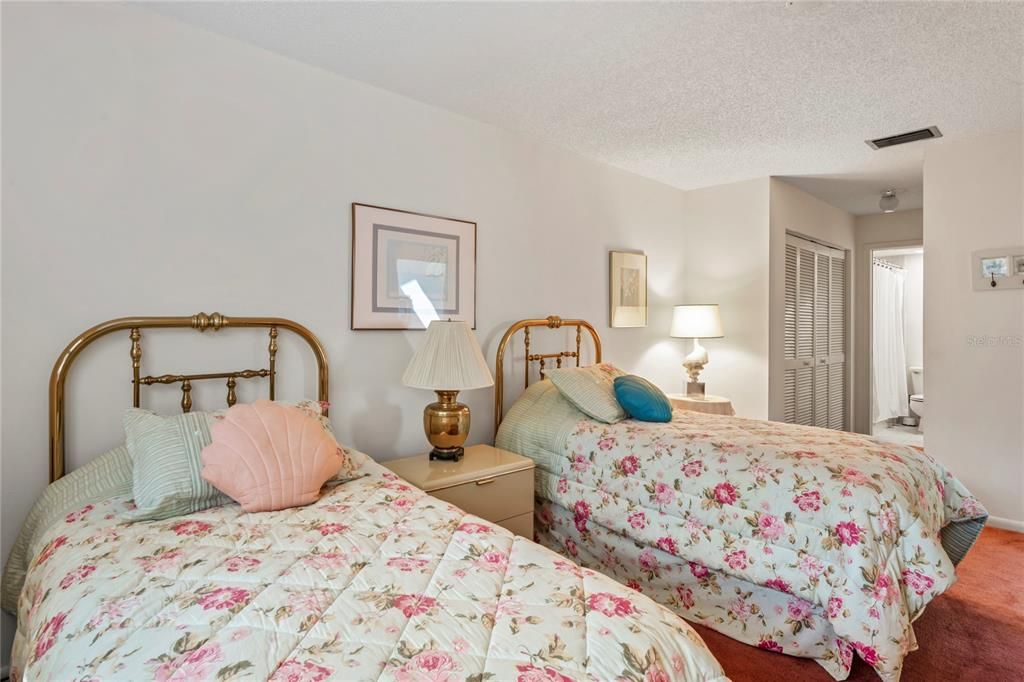 For Sale: $210,000 (2 beds, 1 baths, 1023 Square Feet)