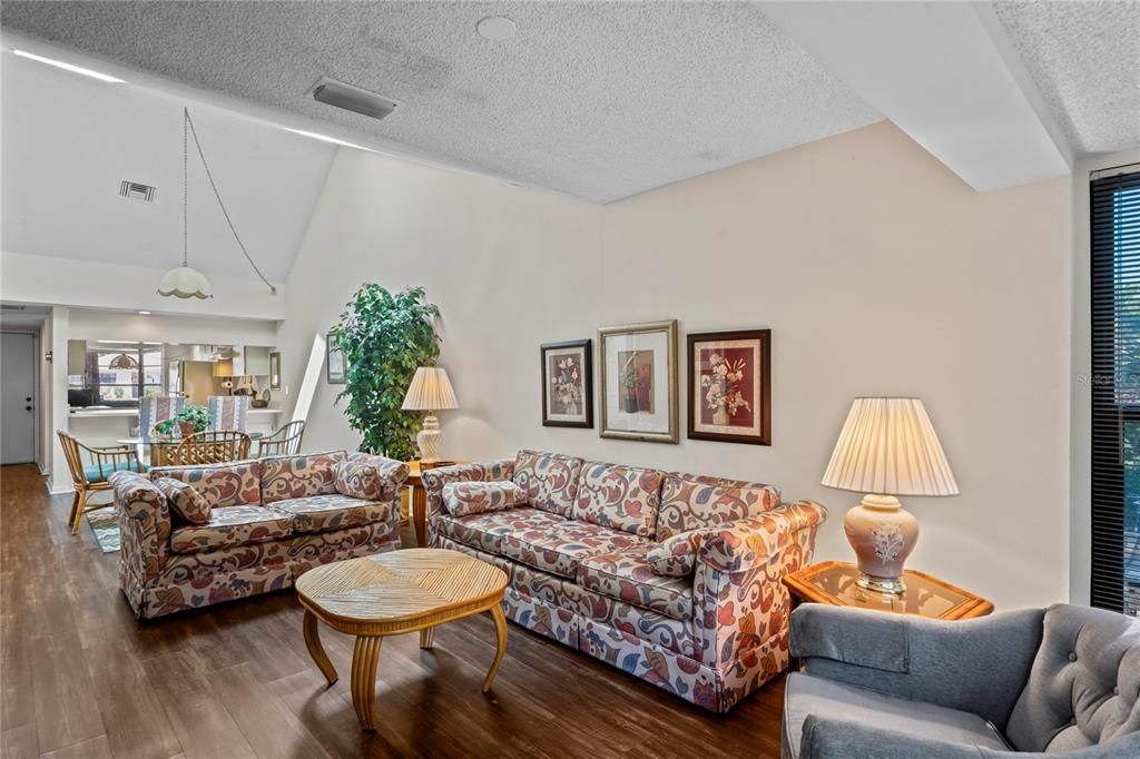 For Sale: $210,000 (2 beds, 1 baths, 1023 Square Feet)