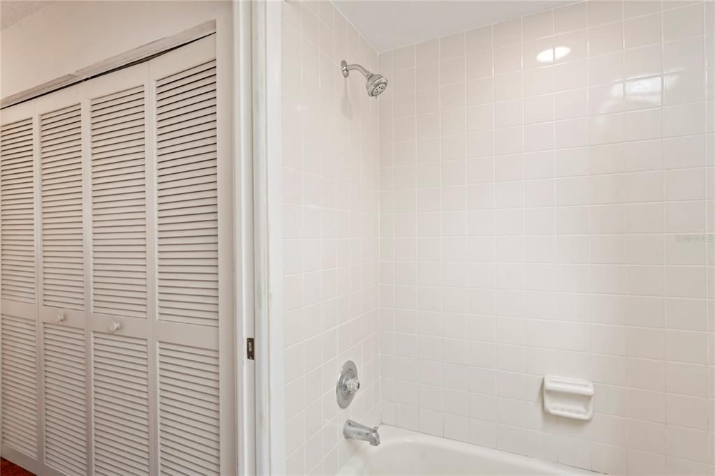 For Sale: $210,000 (2 beds, 1 baths, 1023 Square Feet)