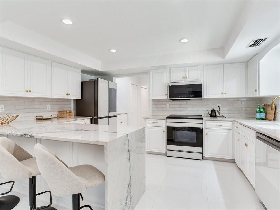 En Venta: $799,000 (3 camas, 3 baños, 2739 Pies cuadrados)