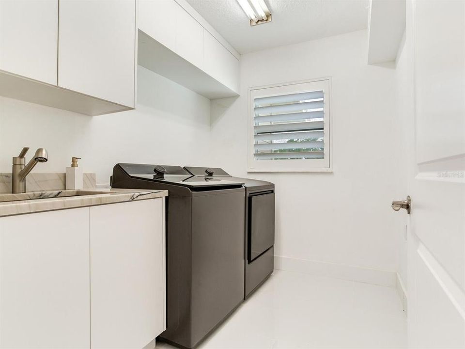 En Venta: $799,000 (3 camas, 3 baños, 2739 Pies cuadrados)