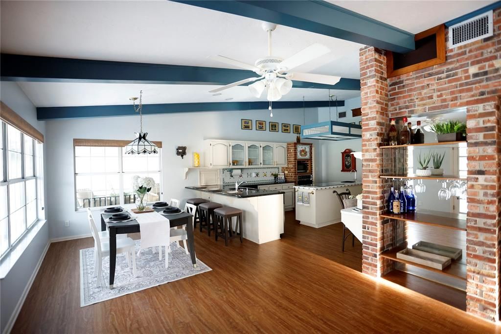 En Venta: $650,000 (4 camas, 3 baños, 3181 Pies cuadrados)