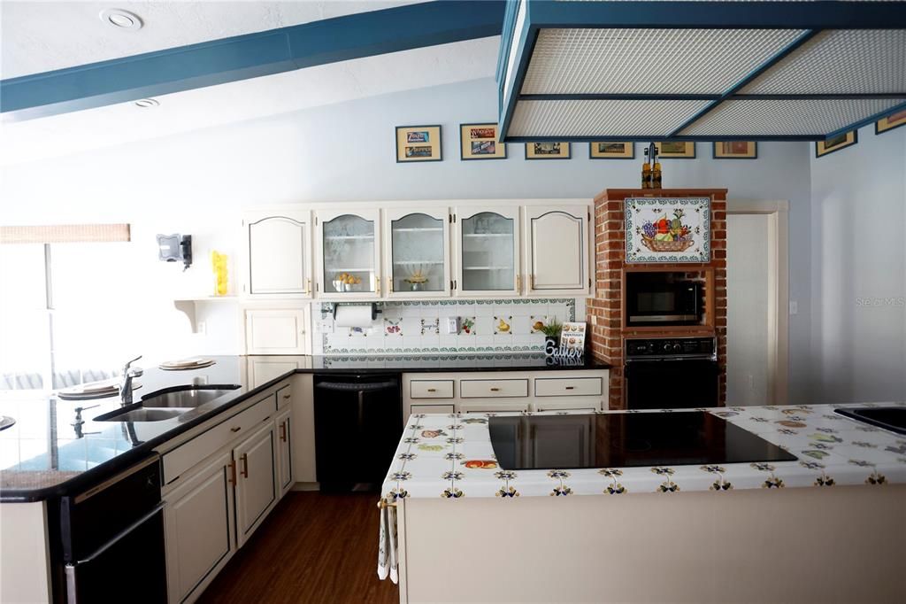 En Venta: $650,000 (4 camas, 3 baños, 3181 Pies cuadrados)