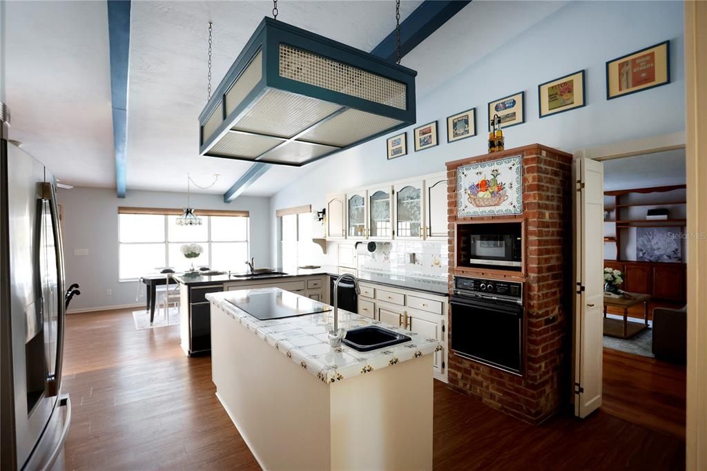 En Venta: $650,000 (4 camas, 3 baños, 3181 Pies cuadrados)