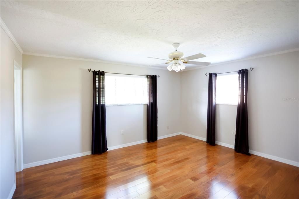 En Venta: $650,000 (4 camas, 3 baños, 3181 Pies cuadrados)