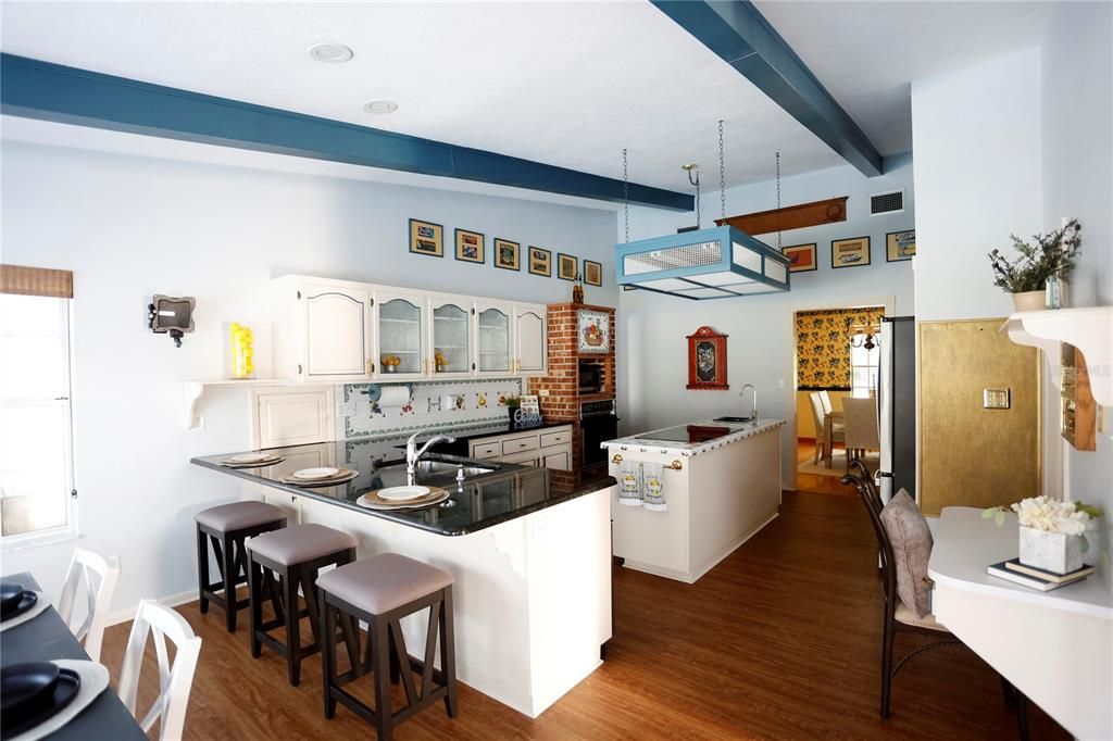 En Venta: $650,000 (4 camas, 3 baños, 3181 Pies cuadrados)