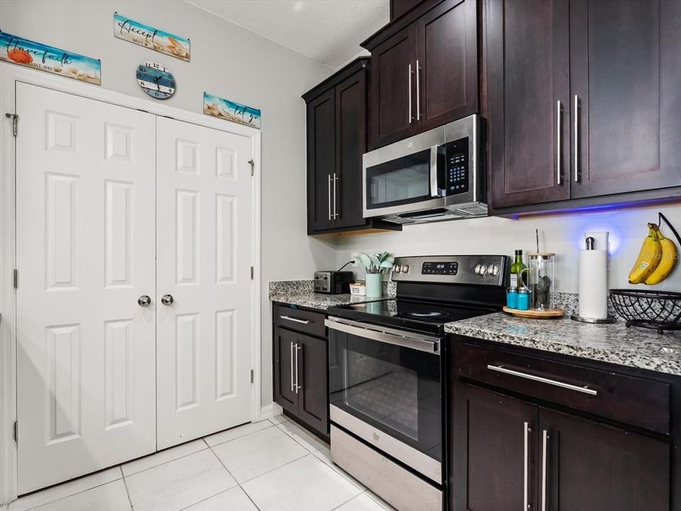 На продажу: $399,000 (4 спален, 2 ванн, 2296 Квадратных фут)