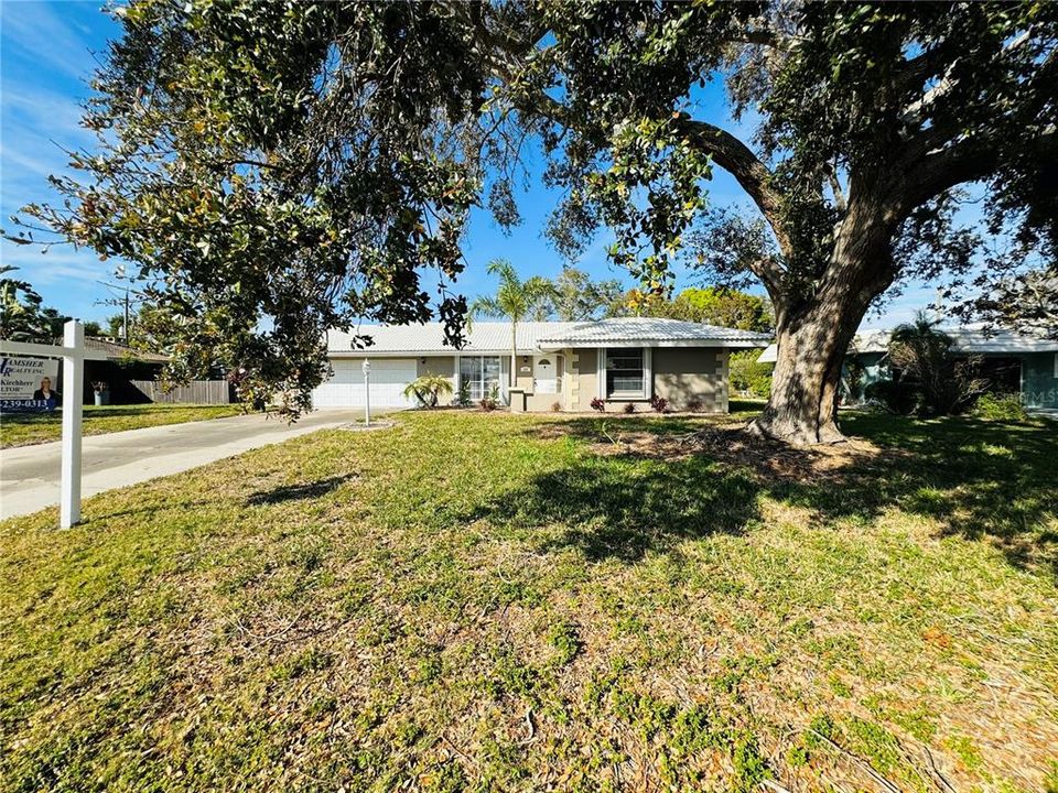 For Rent: $2,500 (3 beds, 2 baths, 1376 Square Feet)