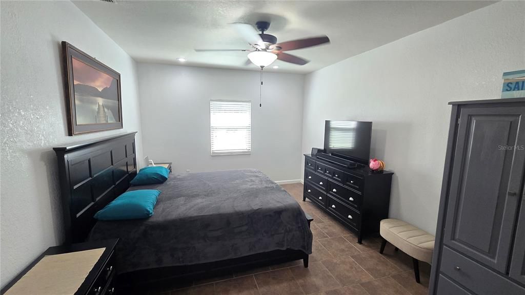 For Sale: $489,900 (4 beds, 3 baths, 2402 Square Feet)