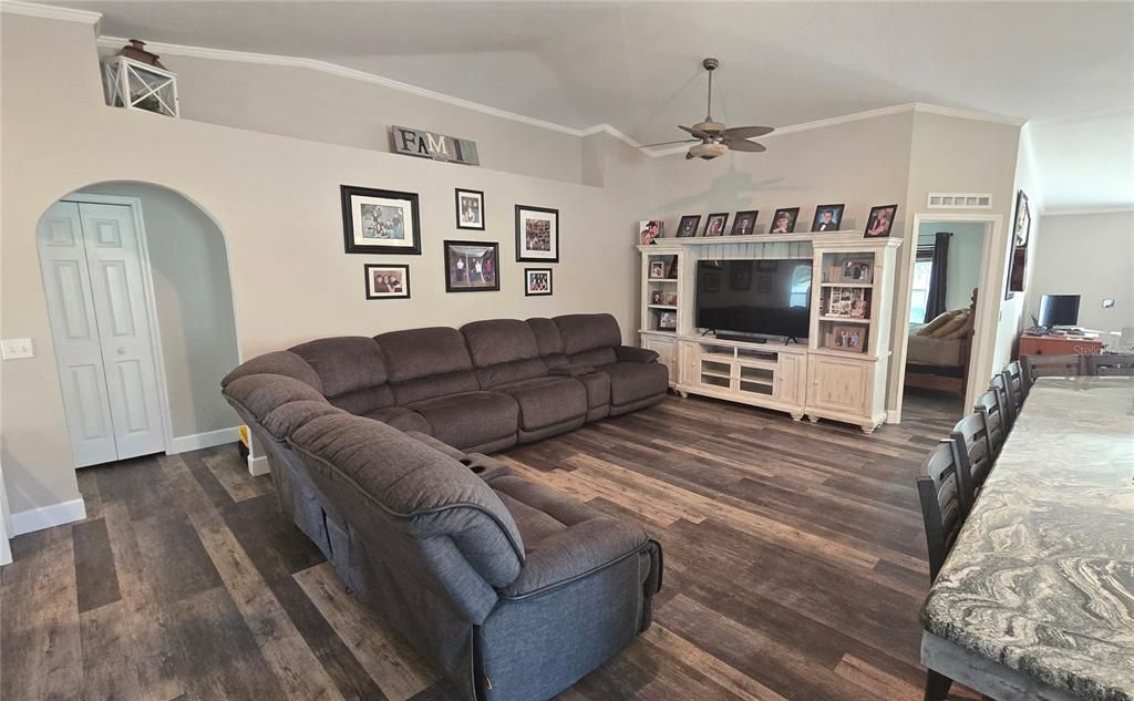 En Venta: $309,900 (3 camas, 2 baños, 1612 Pies cuadrados)