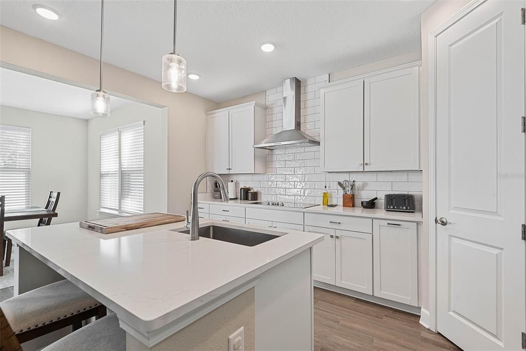 En Venta: $678,000 (3 camas, 3 baños, 2699 Pies cuadrados)