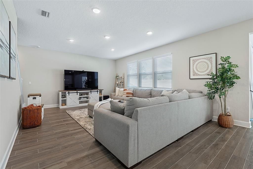 En Venta: $678,000 (3 camas, 3 baños, 2699 Pies cuadrados)