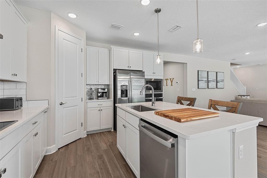 En Venta: $678,000 (3 camas, 3 baños, 2699 Pies cuadrados)