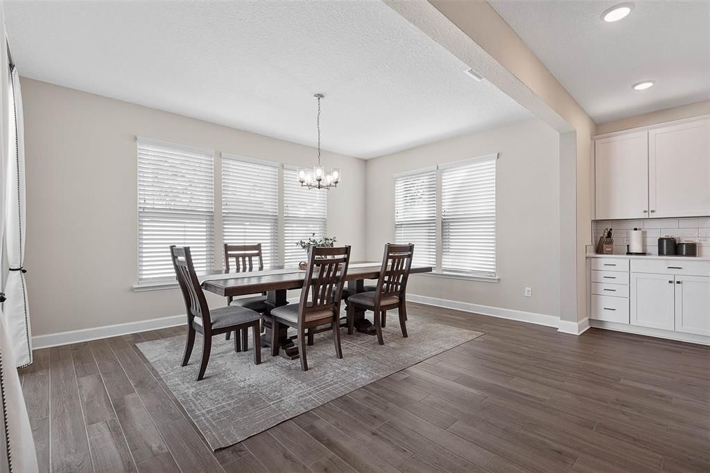 En Venta: $678,000 (3 camas, 3 baños, 2699 Pies cuadrados)