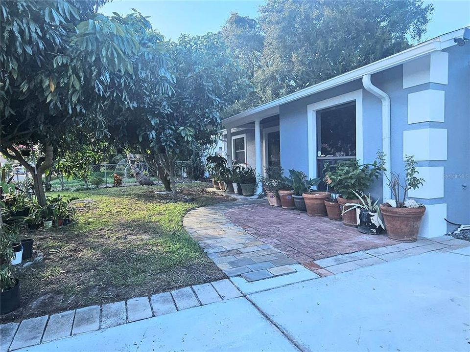 Active With Contract: $370,000 (3 beds, 2 baths, 1700 Square Feet)