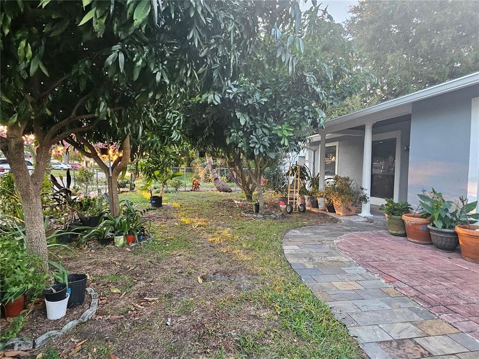 Active With Contract: $370,000 (3 beds, 2 baths, 1700 Square Feet)