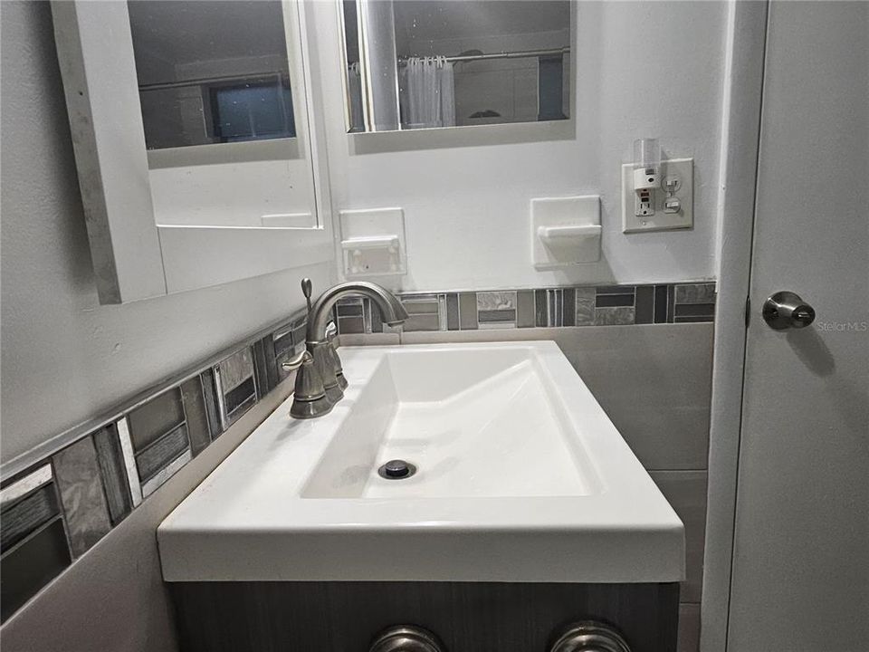 Active With Contract: $370,000 (3 beds, 2 baths, 1700 Square Feet)