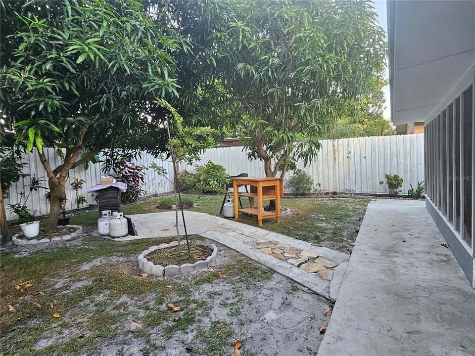 Active With Contract: $370,000 (3 beds, 2 baths, 1700 Square Feet)