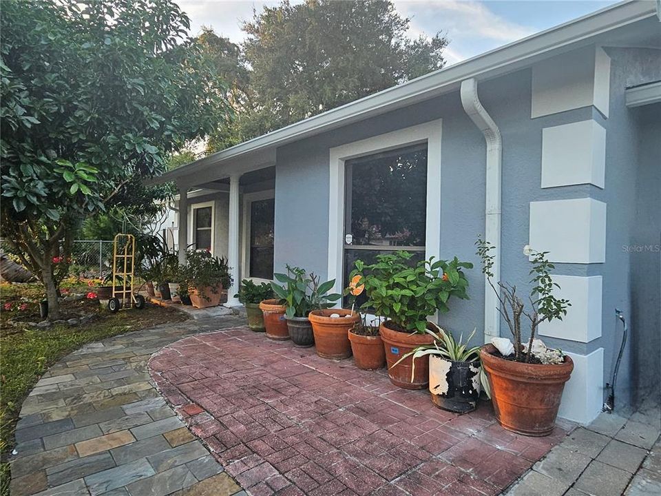 Active With Contract: $370,000 (3 beds, 2 baths, 1700 Square Feet)